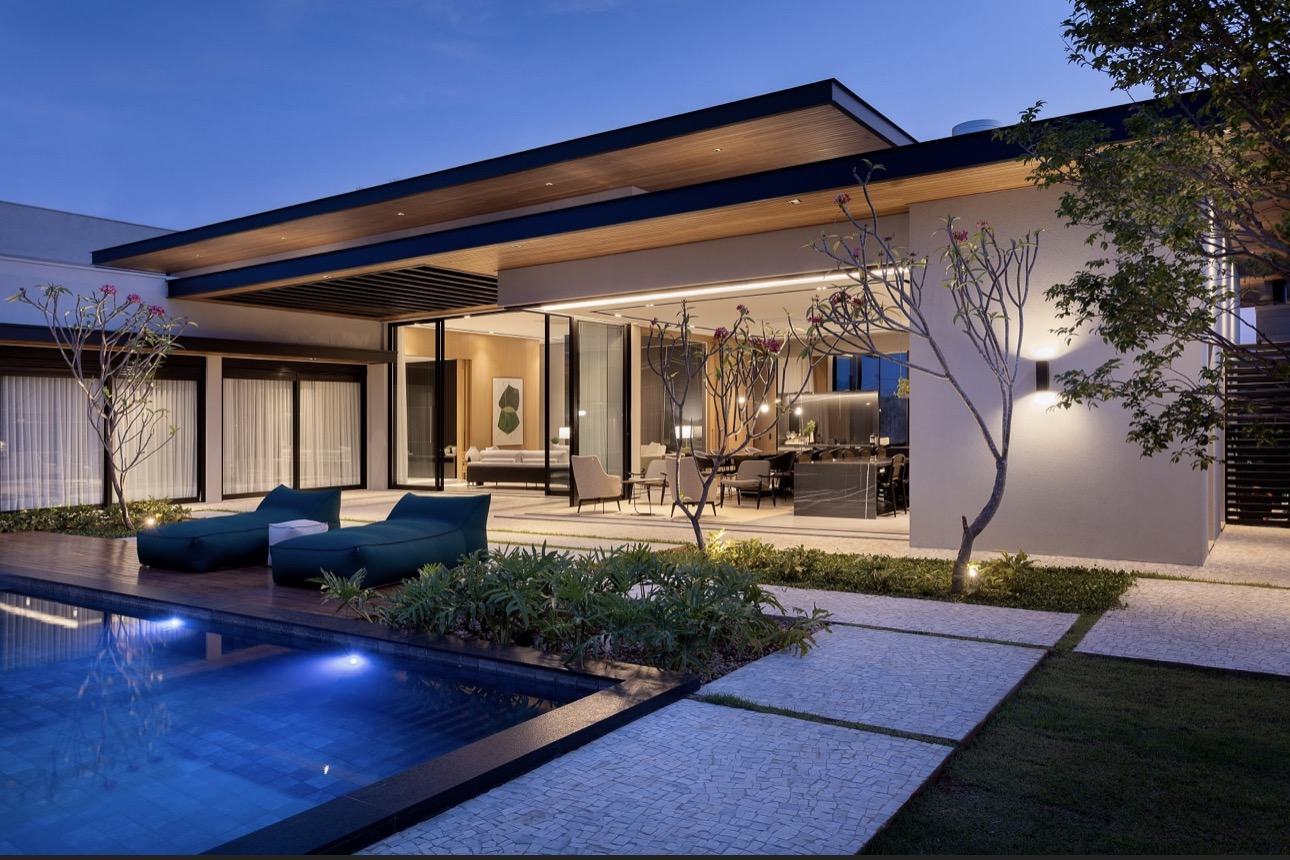 Casa moderna com piscina ao entardecer